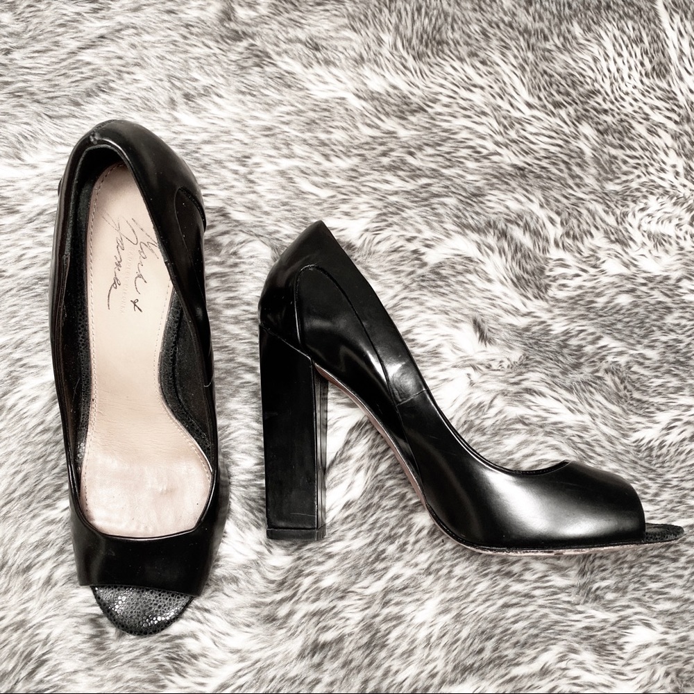 Black leather chunky heel leather pumps